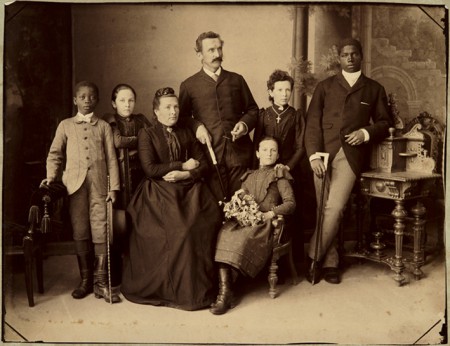 Foto der Familie Oesterle mit dem jungen kamerunischen Prinzen Rudolph Douala Manga Bell und Tube Meetom, seinem Begleiter, um 1895 in Aalen Quelle: Familienarchiv Georg und Rolf-Dieter Röger 